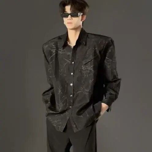 Camisa con hombreras craqueladas negras con textura deconstruido