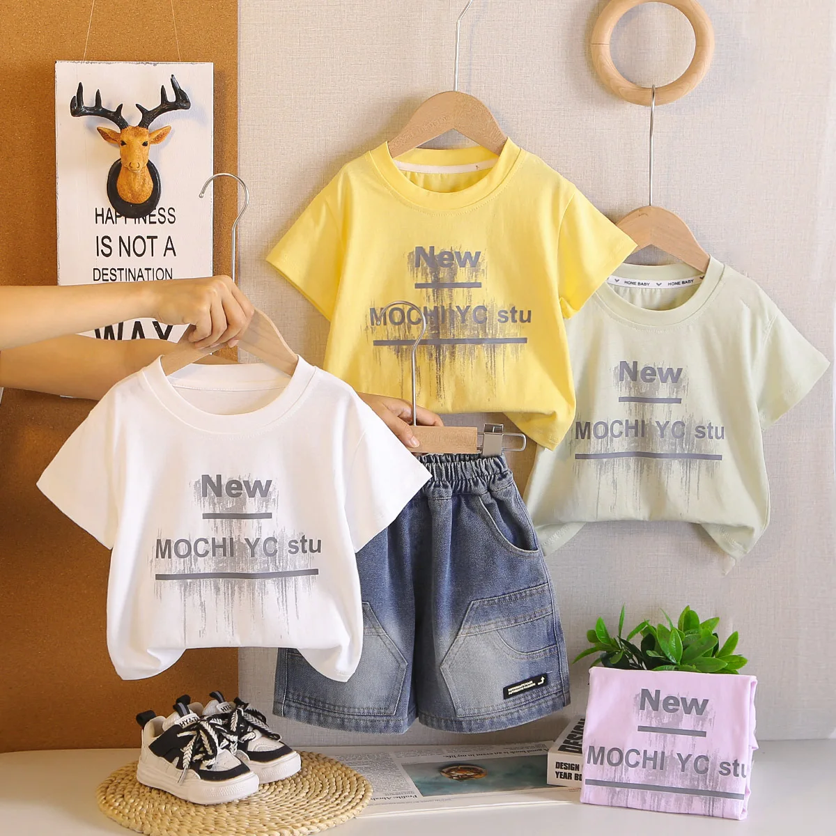 بدلة كورية للأولاد بأكمام قصيرة 2026 صيف جديد غير رسمي التعادل صبغ رسالة مطبوعة تي شيرت بلايز والسراويل قطعتين مجموعة ملابس الأولاد