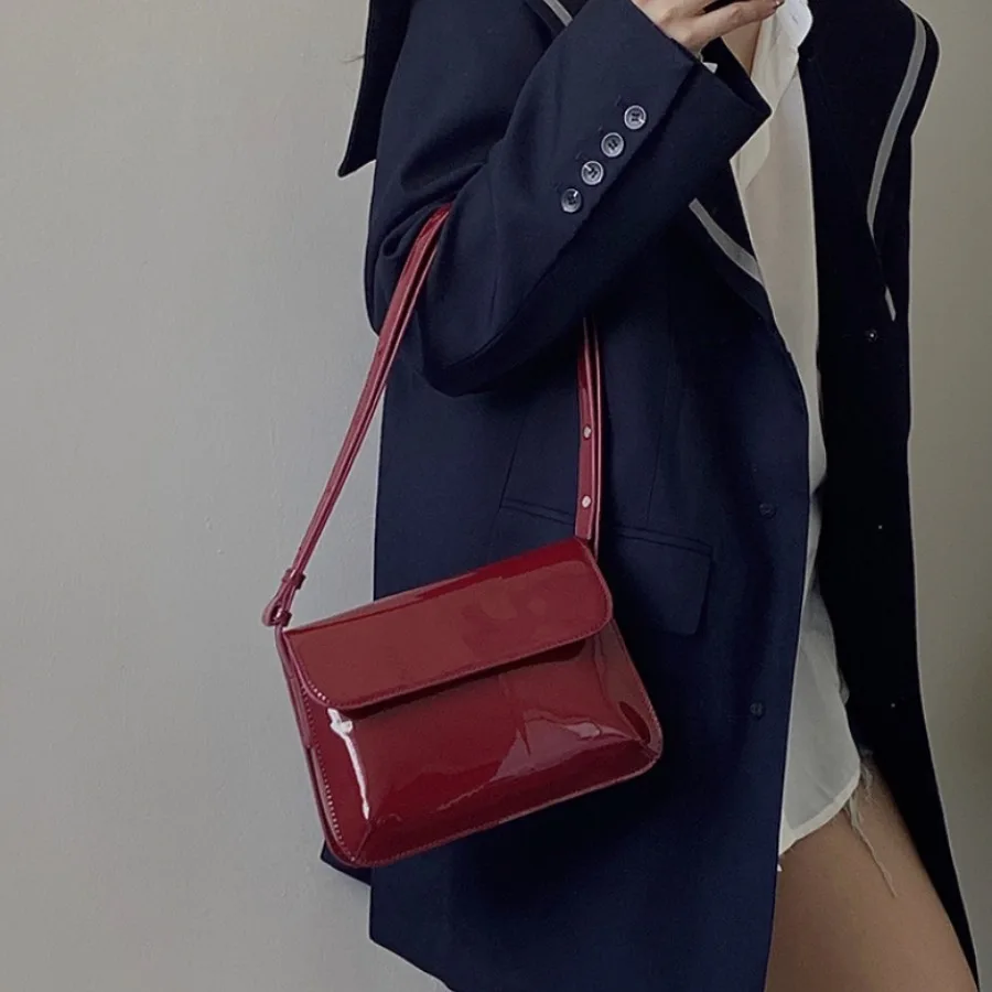 

Hong Kong-style armpit bag spring and summer new senior red patent leather single shoulder crossbody handheld retro women's bags