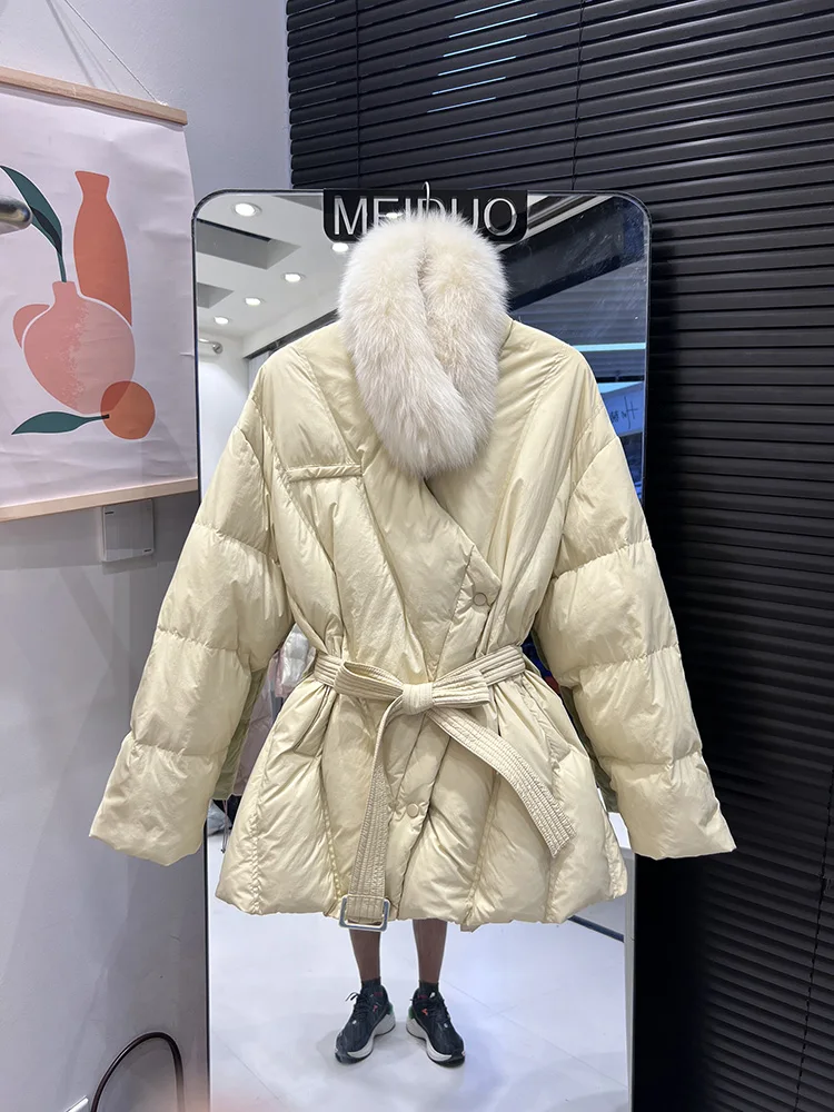 2025 invierno nuevas mujeres de medio a largo de moda cuello de piel de zorro cintura ceñida adelgazante chaqueta de plumón de pato blanco de moda