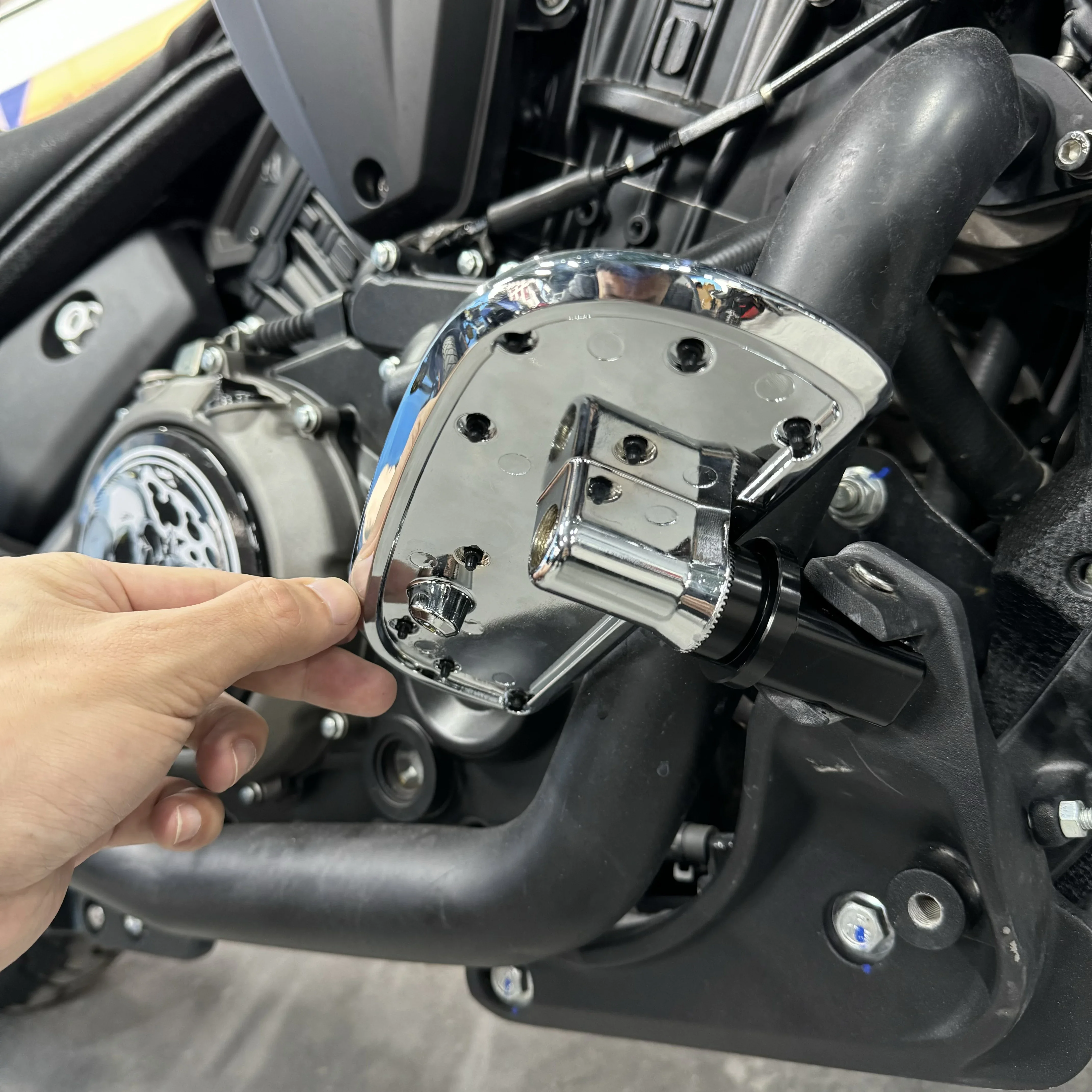 Suitable for Zongshen Yomi 125 modified enlarged footpegs, retro widened anti-slip front footrest for cruiser motorcycles