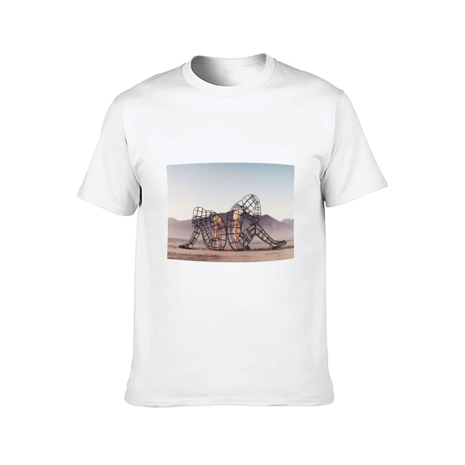 إلى قمصانهم الداكنة تتحول إلى الأشخاص رجل واحد يظهر رجلًا مطبوعًا تي شيرتًا مضحكًا آخرًا تي شيرت فكاهة لشخصين