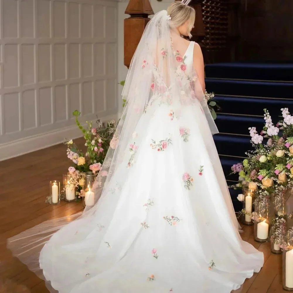 Tokyo Customized White V-Neckline Wedding Dress Sleeveless Backless Elegant Bridal Gown 2025 Court Train A-Line Wedding Gown