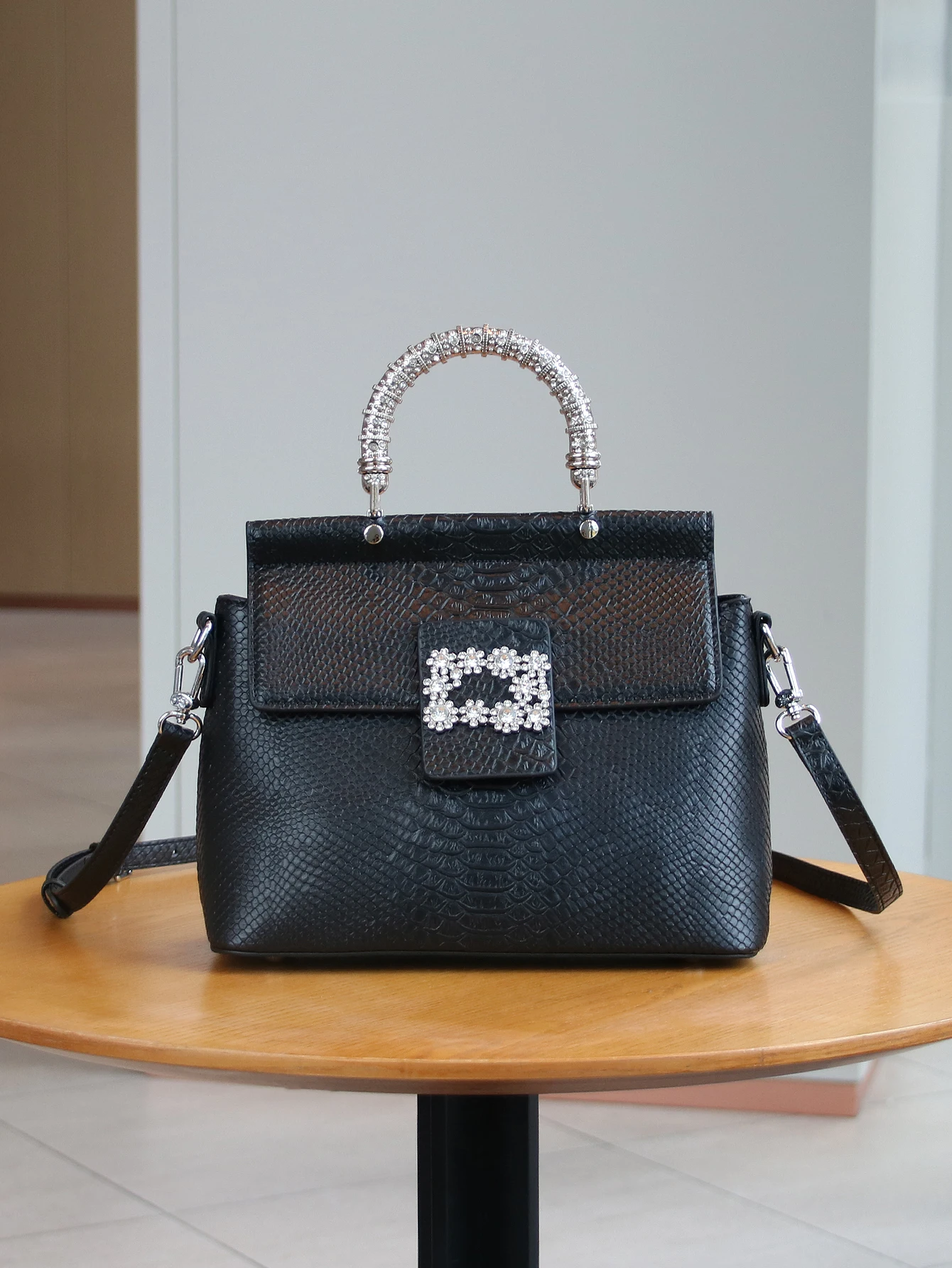 

2025 fashion new handbag flower heavy industry diamond handbag temperament female high sense niche design shoulder slung elegant