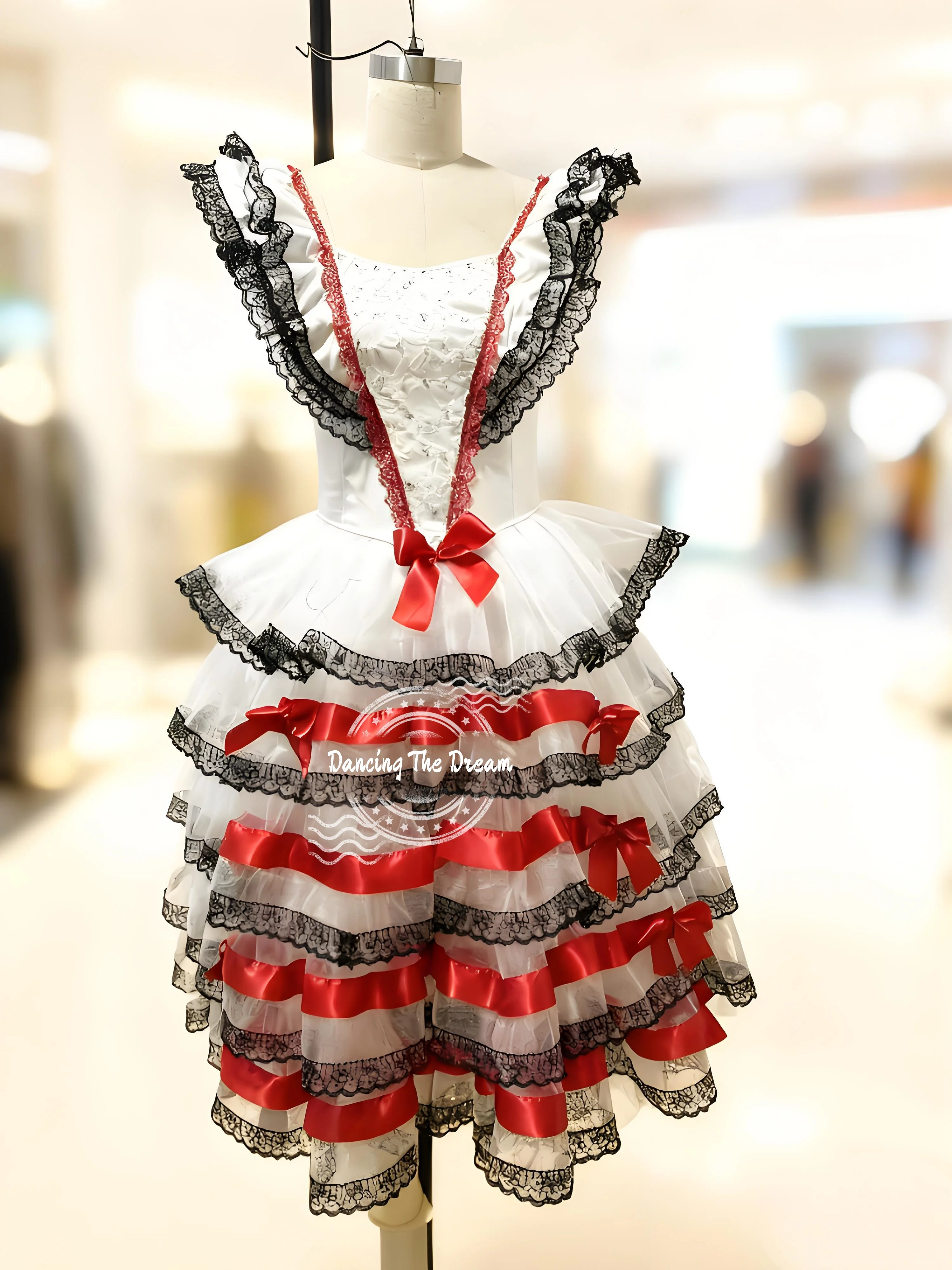 فستان باليه متدرج باللونين الأبيض والأحمر والأسود مع كشكشة من الدانتيل