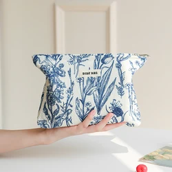 Blue and white porcelain painting style women's makeup bag, large-capacity cosmetics storage bag, zipper portable toiletry bag