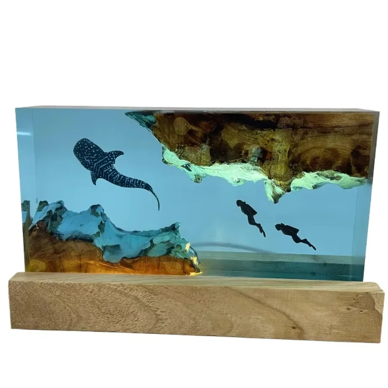 

Ручная работа из смолы: уникальные светильники с изображением китового акулы и дайвера, имитирующие глубоководные исследования, идеально подходят для дома.