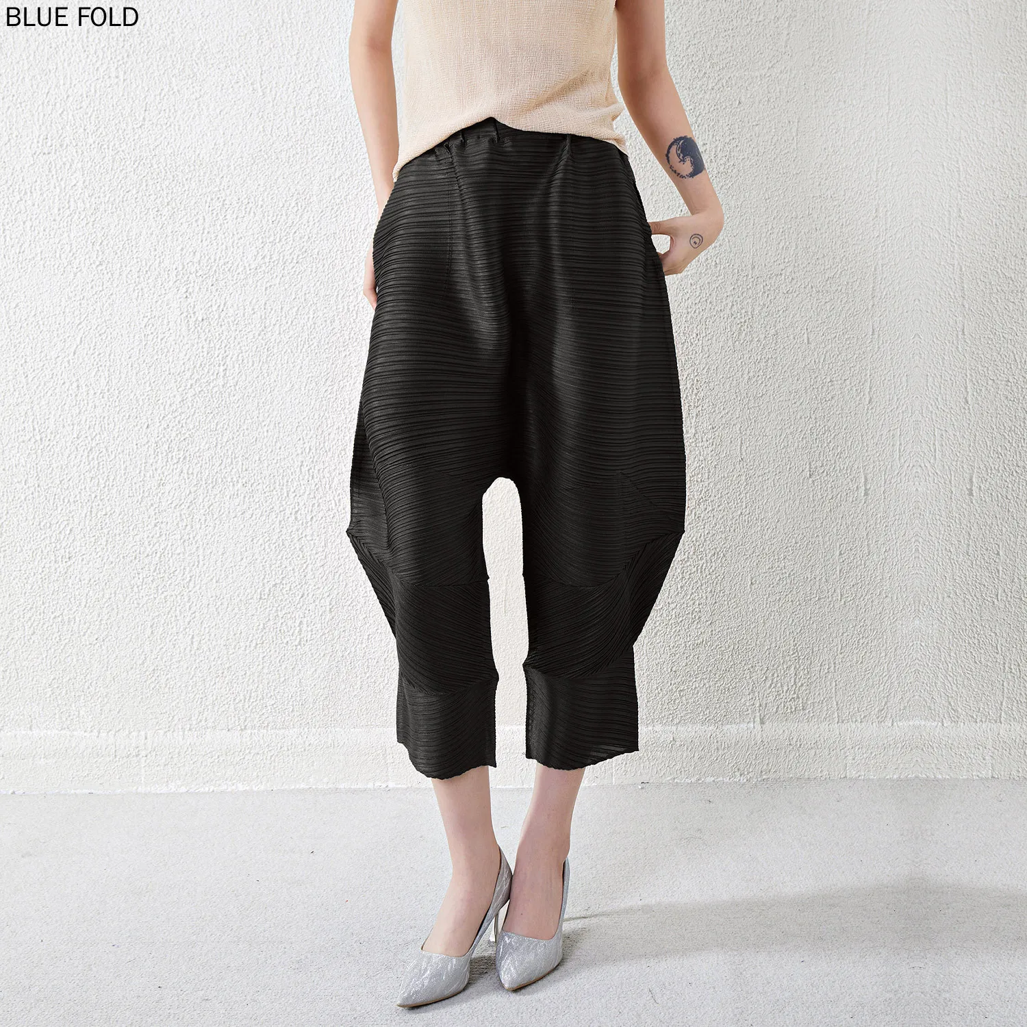 Japanese Large Size Loose Three-quarter Baggy Pants for Women Miyake Versatile Casual Harem Pants Slim and Thin Bloomers