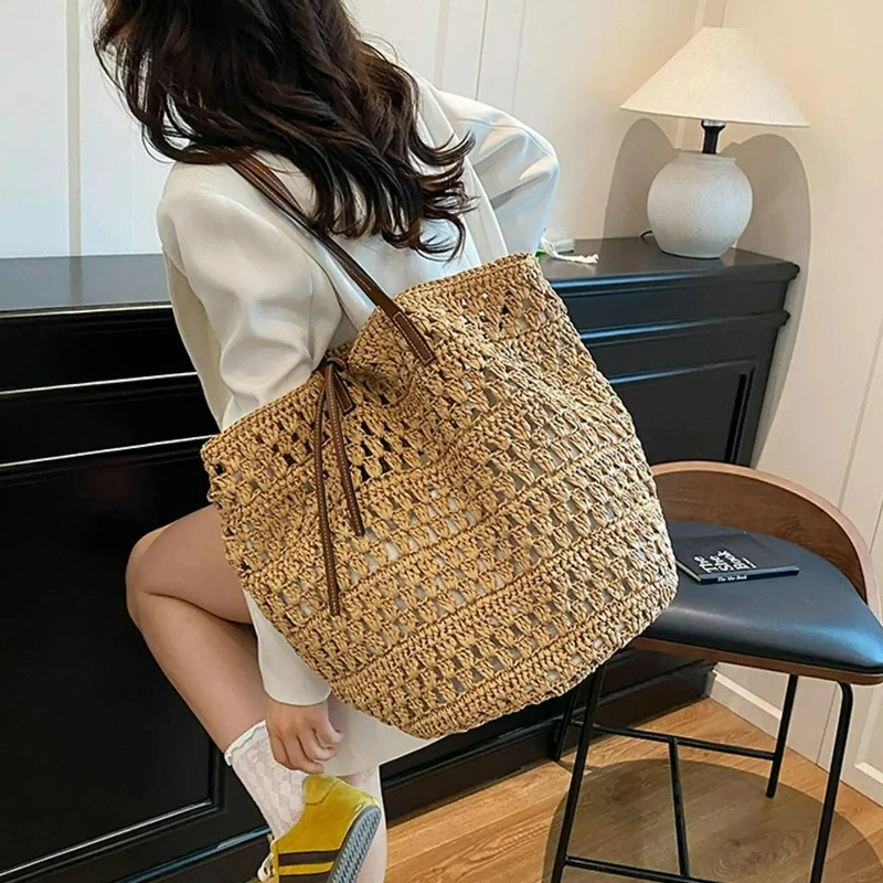 Fashionable Large-capacity Hand-woven Straw Handbag Bohemian Style Crossbody Bag Over The Shoulder Suitable for Beach Vacations