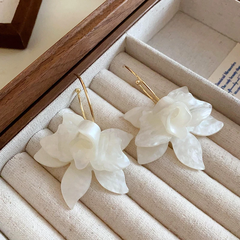 White Resin Flower Hoop New Earrings For Women Fashion Temperament Ear Hook Artistic Temperament Light Luxury Fairycore Jewelry