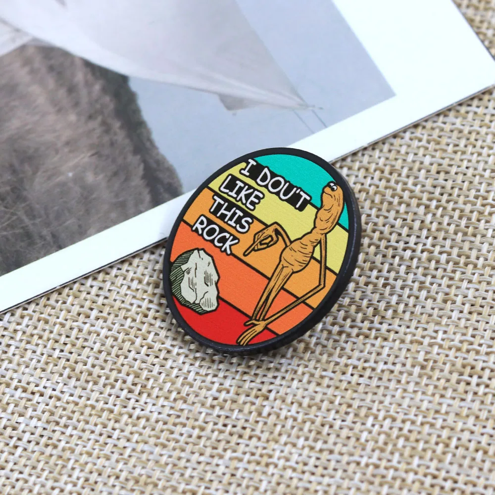 Ich mag diesen Stein nicht. Lustige Marcus The Worm Meme Brosche – ein verrücktes Accessoire für Kleidung und Taschen. – Detail 10