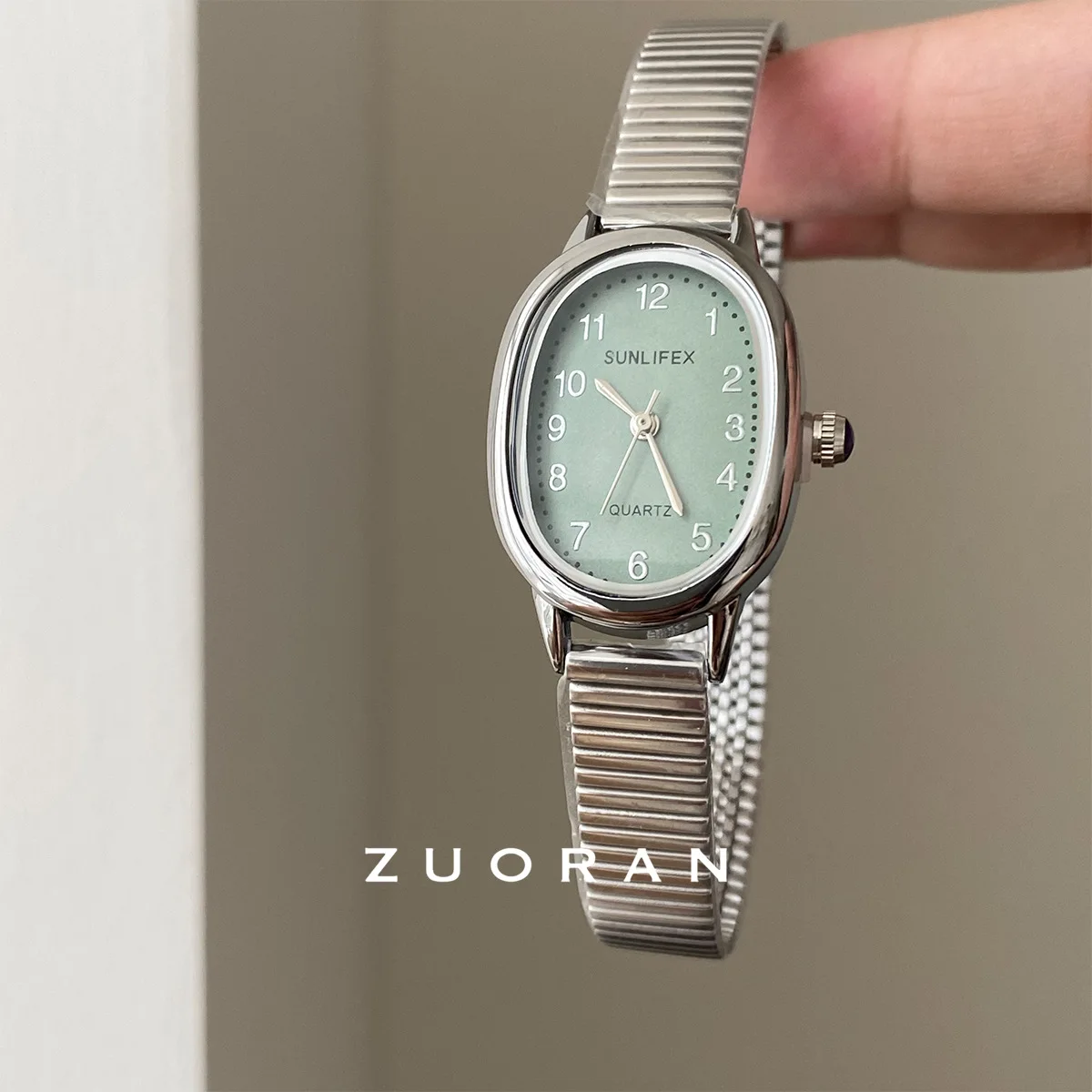 Oval-shaped, elegant, minimalist bamboo-style quartz watch for women, a birthday gift and a fashionable quartz wristwatch.