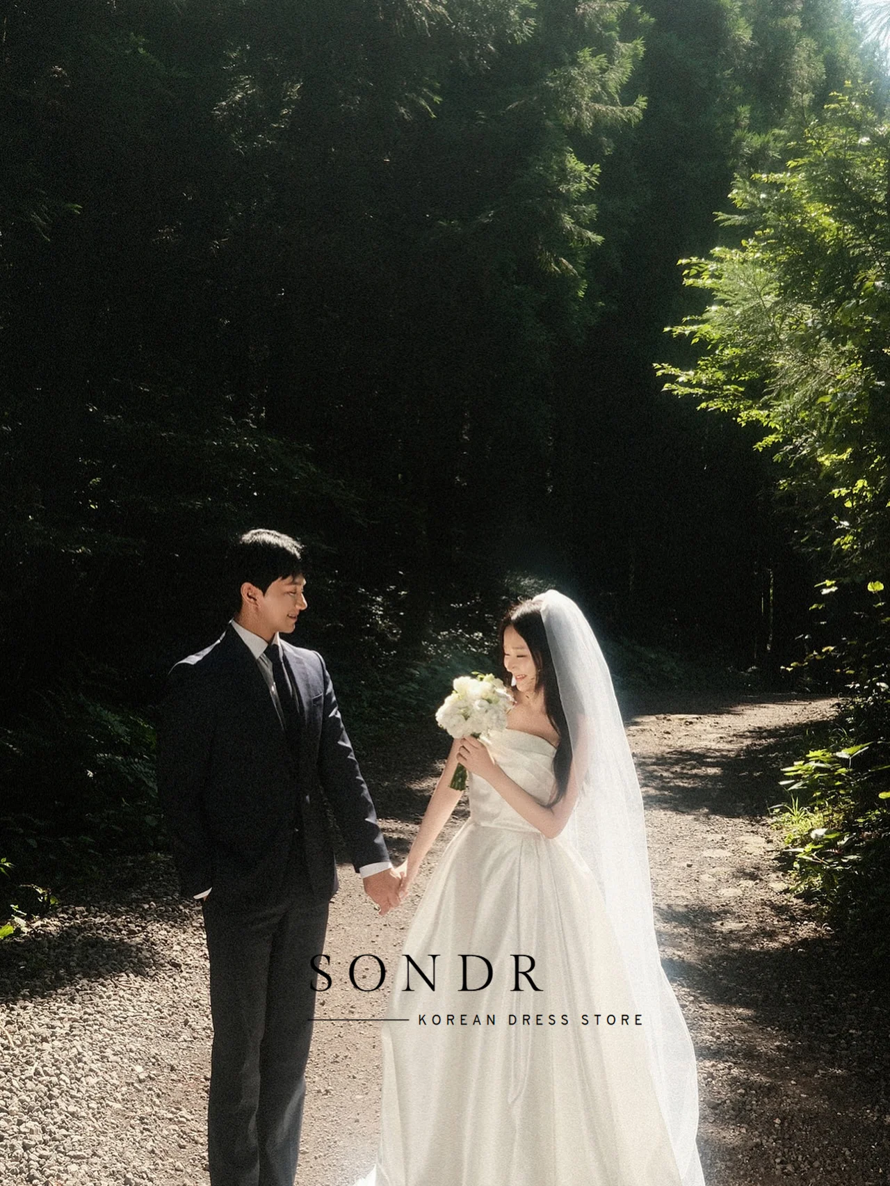 Sondr Customized Pretty Satin Bride Gowns Plus Size Strapless Korean Princess Wedding Dresses Ivory Sleeveless Bridal Gown