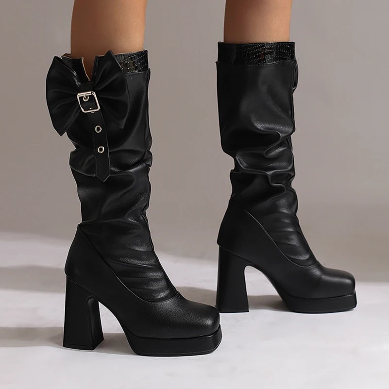 

Большие размеры, блестящие ботинки из микрофибры, мягкие ПУ с квадратным носком, сверхвысокий толстый каблук, слипоны до середины икры, плиссированные ботинки с галстуком-бабочкой и наклейкой