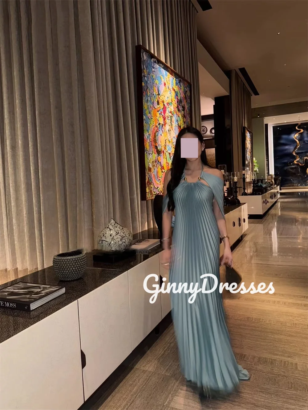 ドバイ高級イブニングドレス カスタマイズ可能なコラム型ホルタードレス プロム用 キャップストラップ付き フリル付き フロア丈フォーマルドレス