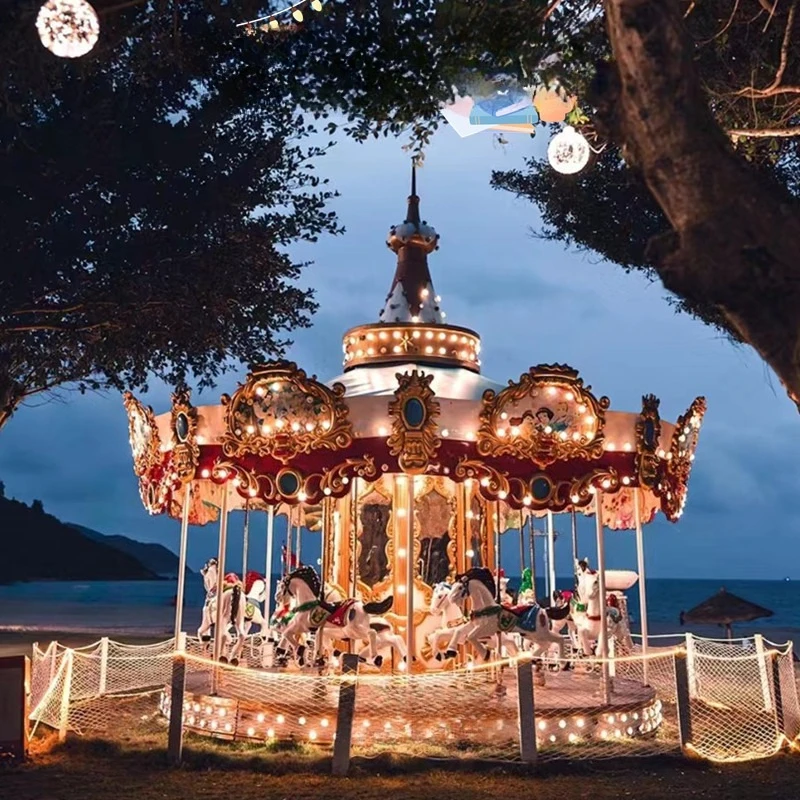 معدات تسلية دائرية عند مدخل مركز تسوق مربع كبير