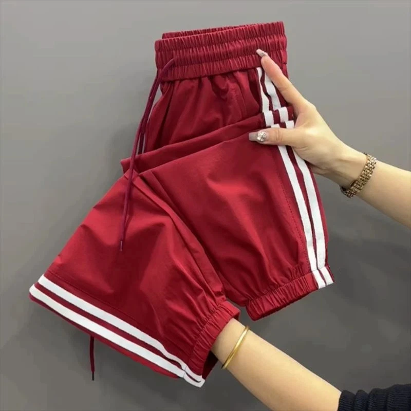 

Новые женские брюки-шаровары в полоску с контрастными вставками, из ледяного шелка, больших размеров, повседневные спортивные брюки в корейском стиле, модные летние