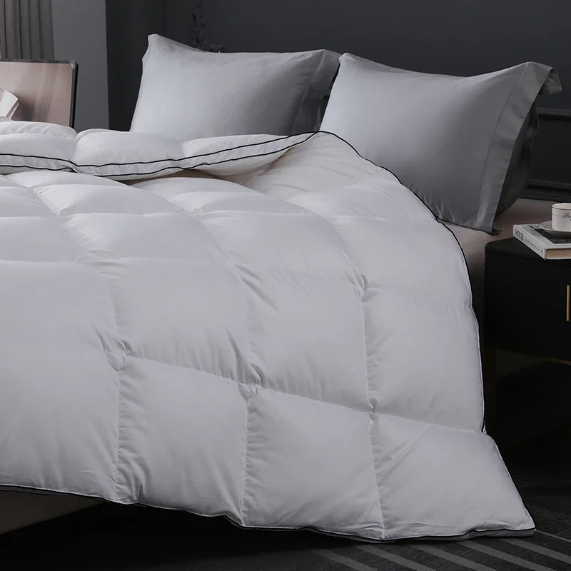 

Роскошный мягкий свет. Превосходное одеяло из 95% чистого белого гусиного пуха — шифрованная ткань премиум-класса, пушистая и легкая, размер королевы.