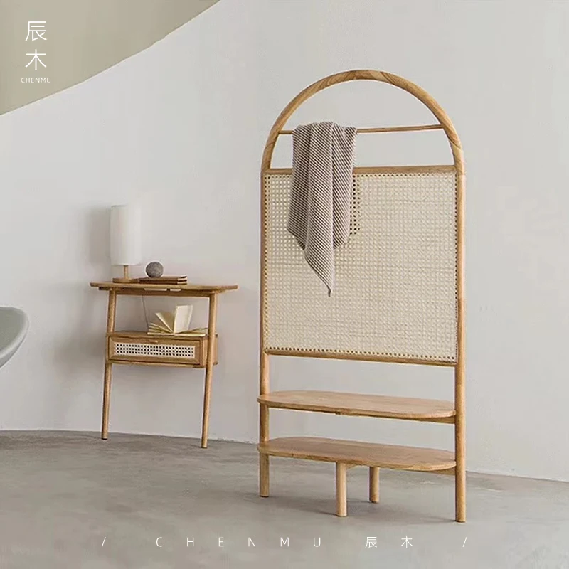 The rattan screen separates the living room from the porch, and the door can be blocked and moved.