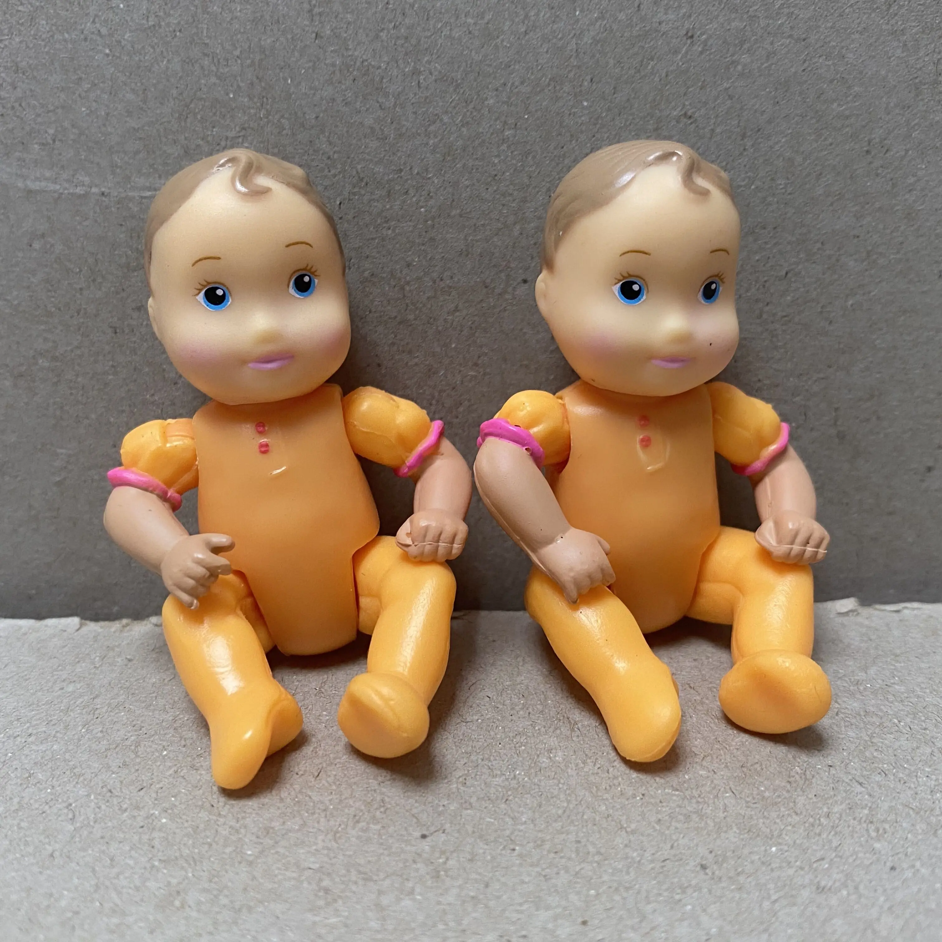 

LOT OF 2PCS ( 2.5 INCH) FISHER PRICE LOVING FAMILY BABY GIRL SISTER DAUGHTER DOLLHOUSE GIFT