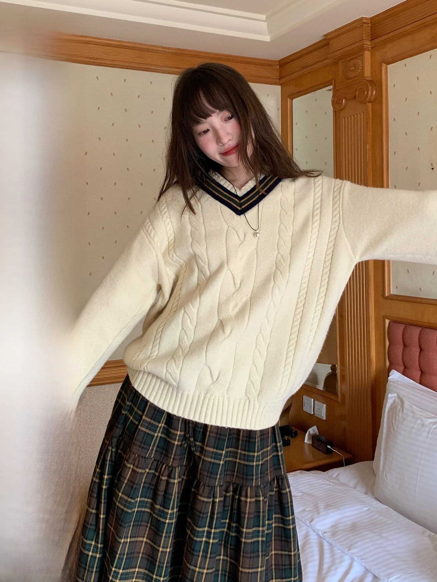 

Loose Women's V-Ne Knitted Sweater Autumn Winter Soft And Cozy Color Blo Twist Street Sle Long Sve Top