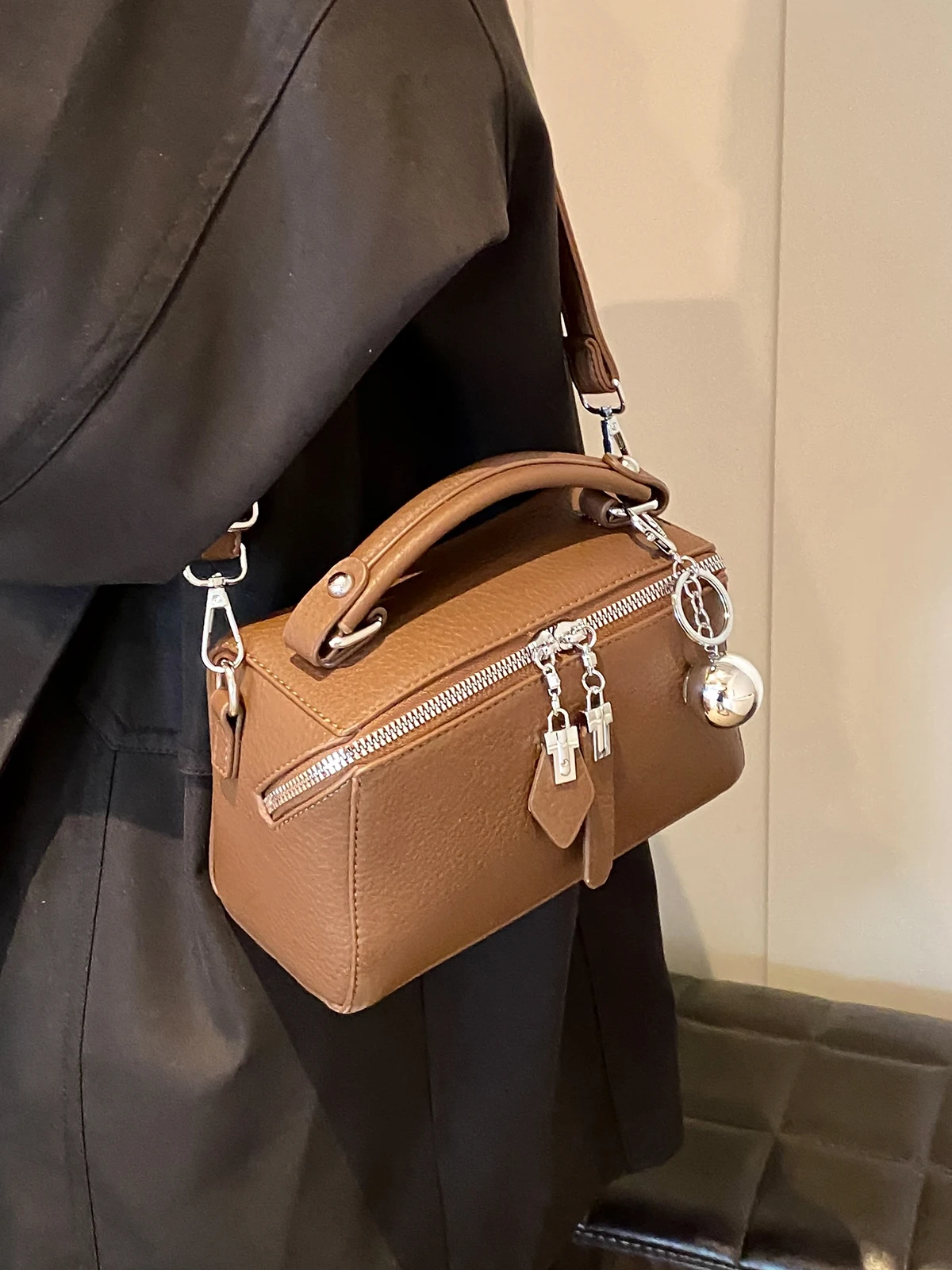 

Faionable Retro Small Crossbody Bag Women's Handbag Versatile Autumn Winter Handheld Square Bag Modern Neutral Sle Polyes...