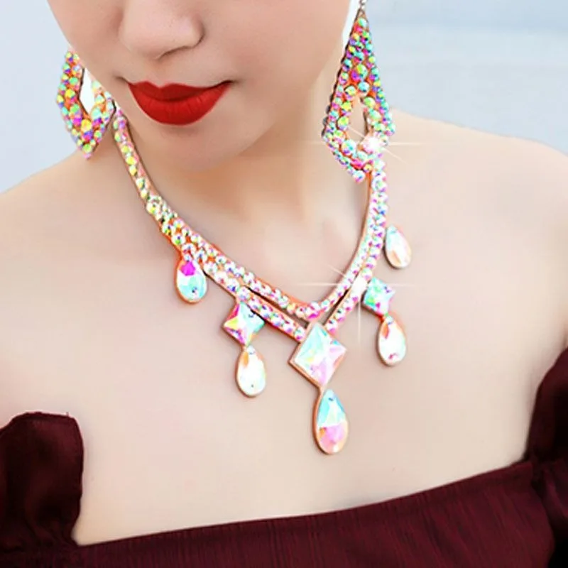 カスタマイズされたベリーダンスネックレス、牛革の背景にカラフルなダイヤモンドが落ちるネックチェーン、ラテンダンスアクセサリー