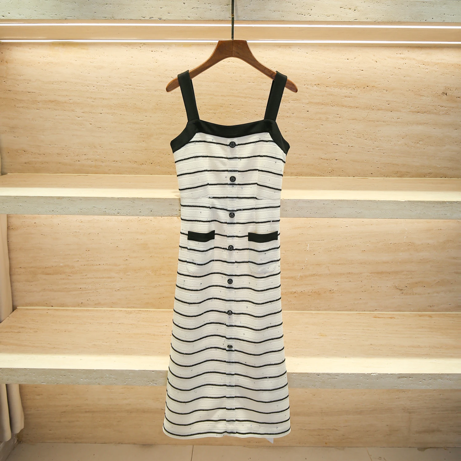 Elegancka letnia spódnica damska w paski, zdobiona diamentami, długa, rozkloszowana, z wysokim stanem.