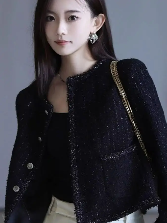 

Черная короткая стеганая куртка для женщин: модная, элегантная, маленького размера, весенне-осенняя, с пуговицами и отложным воротником