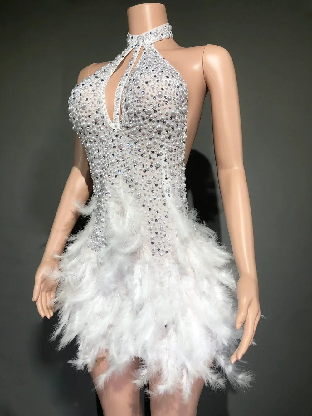 Vestido corto de plumas blancas para mujer, con pedrería traje Sexy, perlas, Halter, Espalda descubierta, para celebración de cumpleaños, actuación y baile