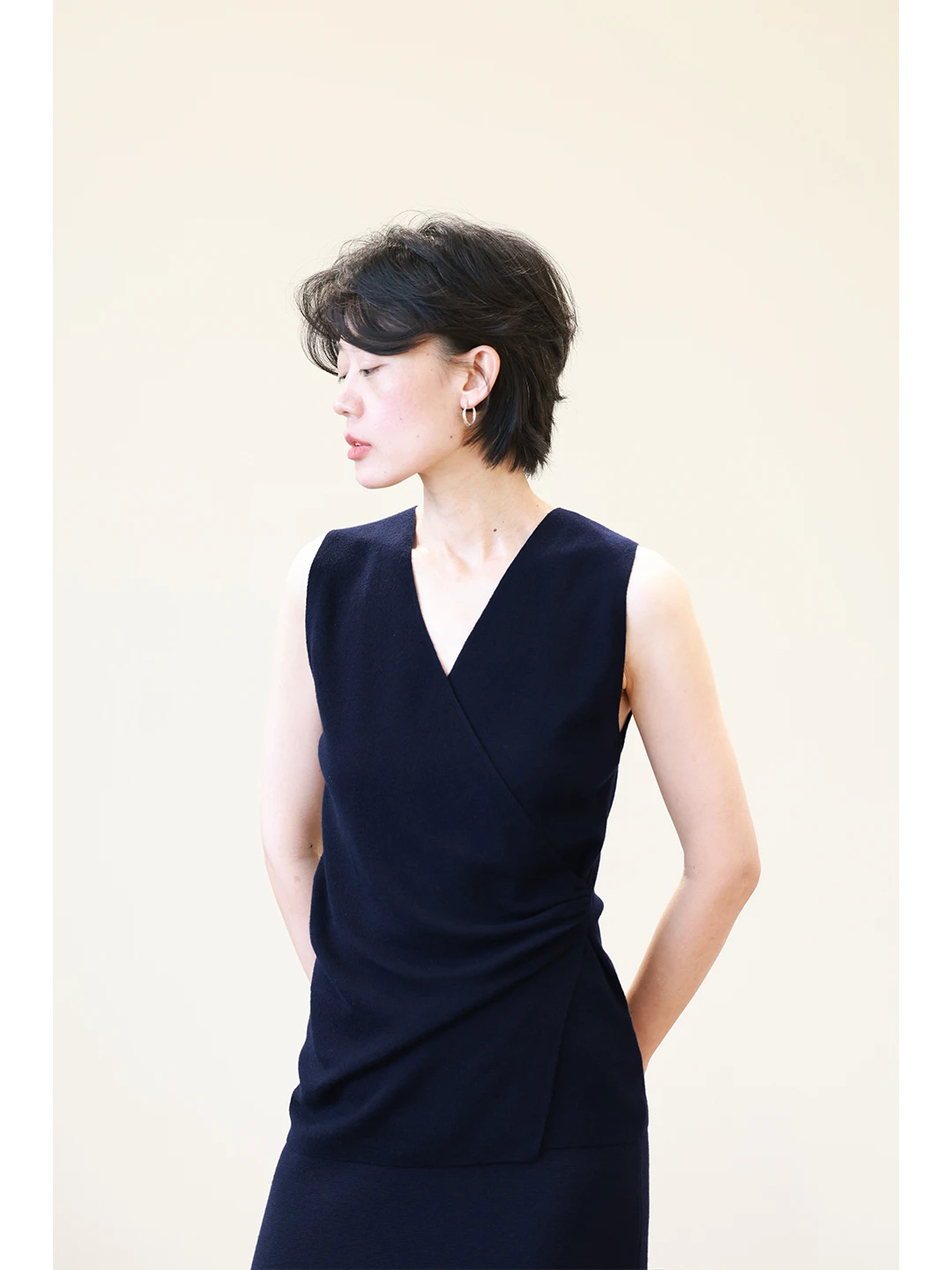 

Женский комплект: простой шерстяной вязаный топ с V-образным вырезом и длинной юбкой с перекрестной талией, стройнящий фигуру