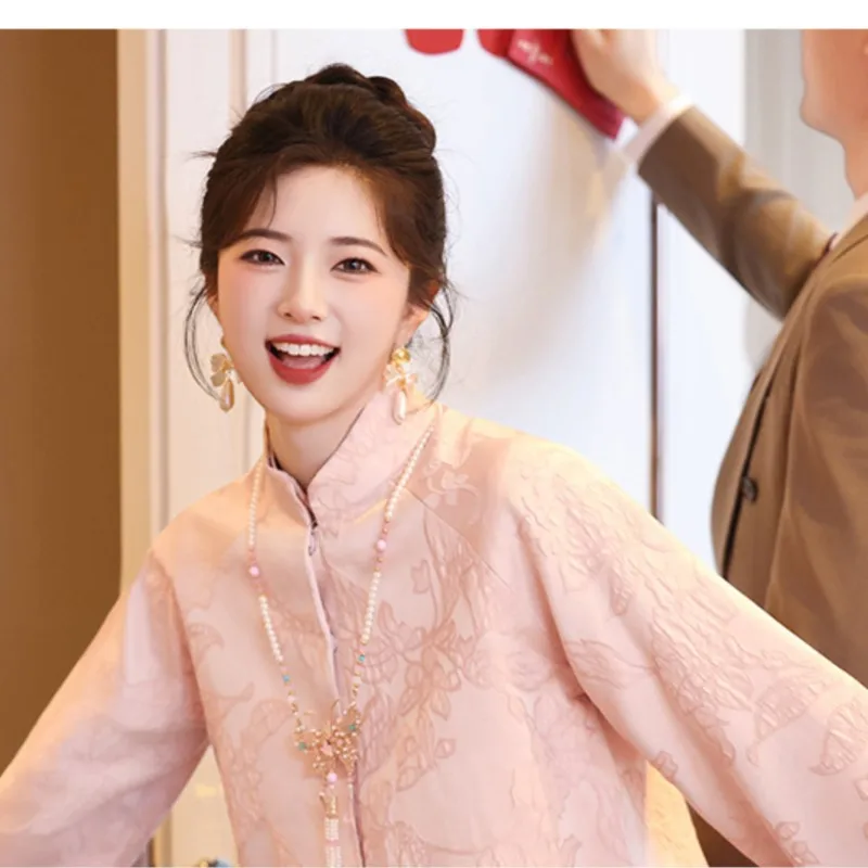 The new pink cheongsam a Chinese-style toasting set is fashionable and elegant for banquet