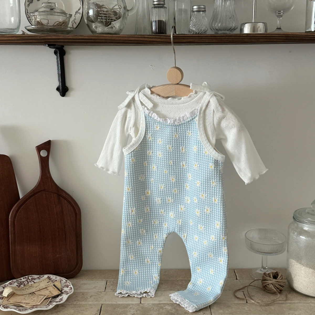 Neuer Sommer-Strampler für Neugeborene, Waffelstrick-Overall in Blau mit Karomuster und Gänseblümchen, Schleifen-Schulterträger mit Spitzenbesatz, Alltags-Outfit für Babys – Detail 3