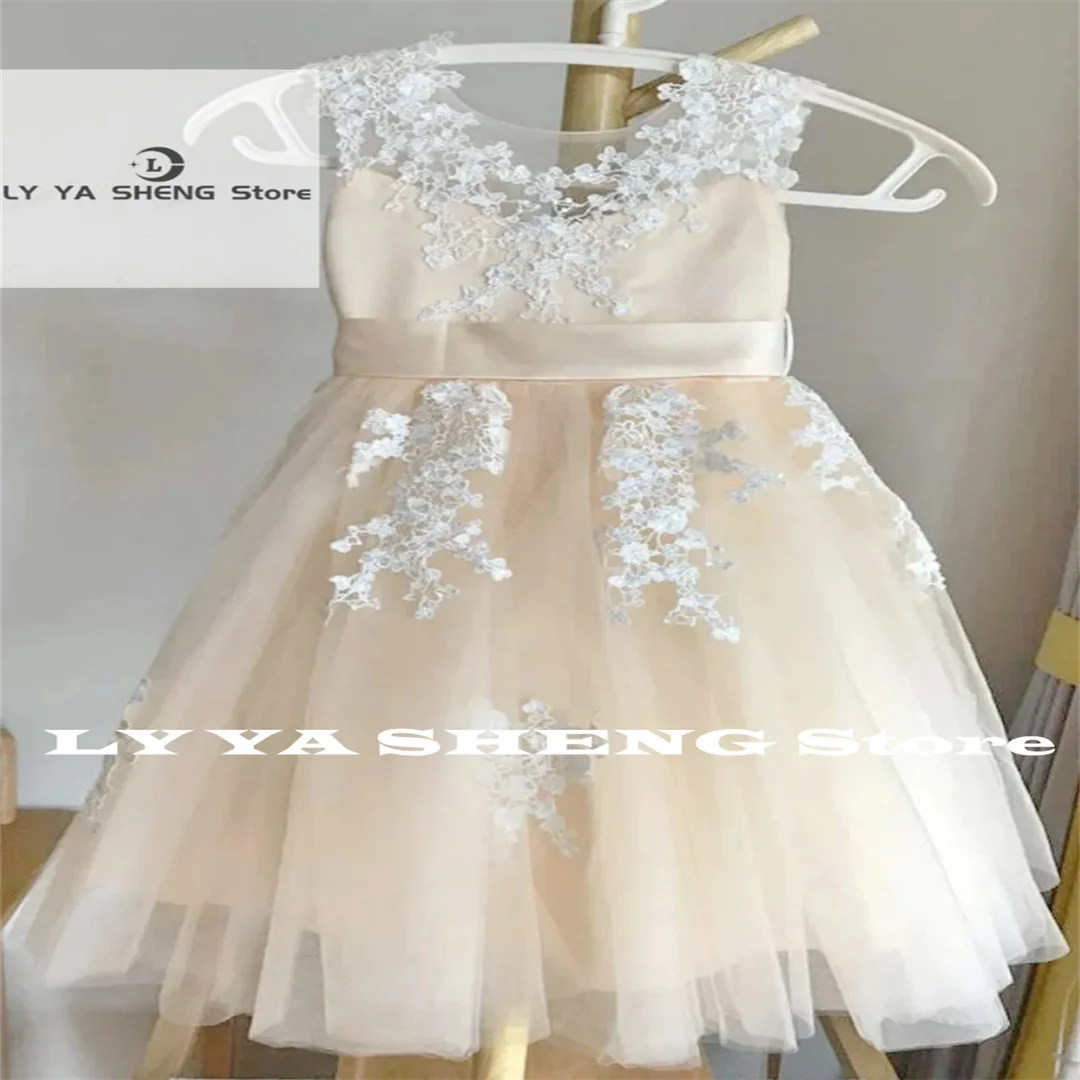 Şampanya Çiçek Kız Elbise Zarif Tül Özellikleri Ekip Boyun Dantel Aplikler Saten Kanat Fit Düğün Parti Doğum Günü Törenlerinde