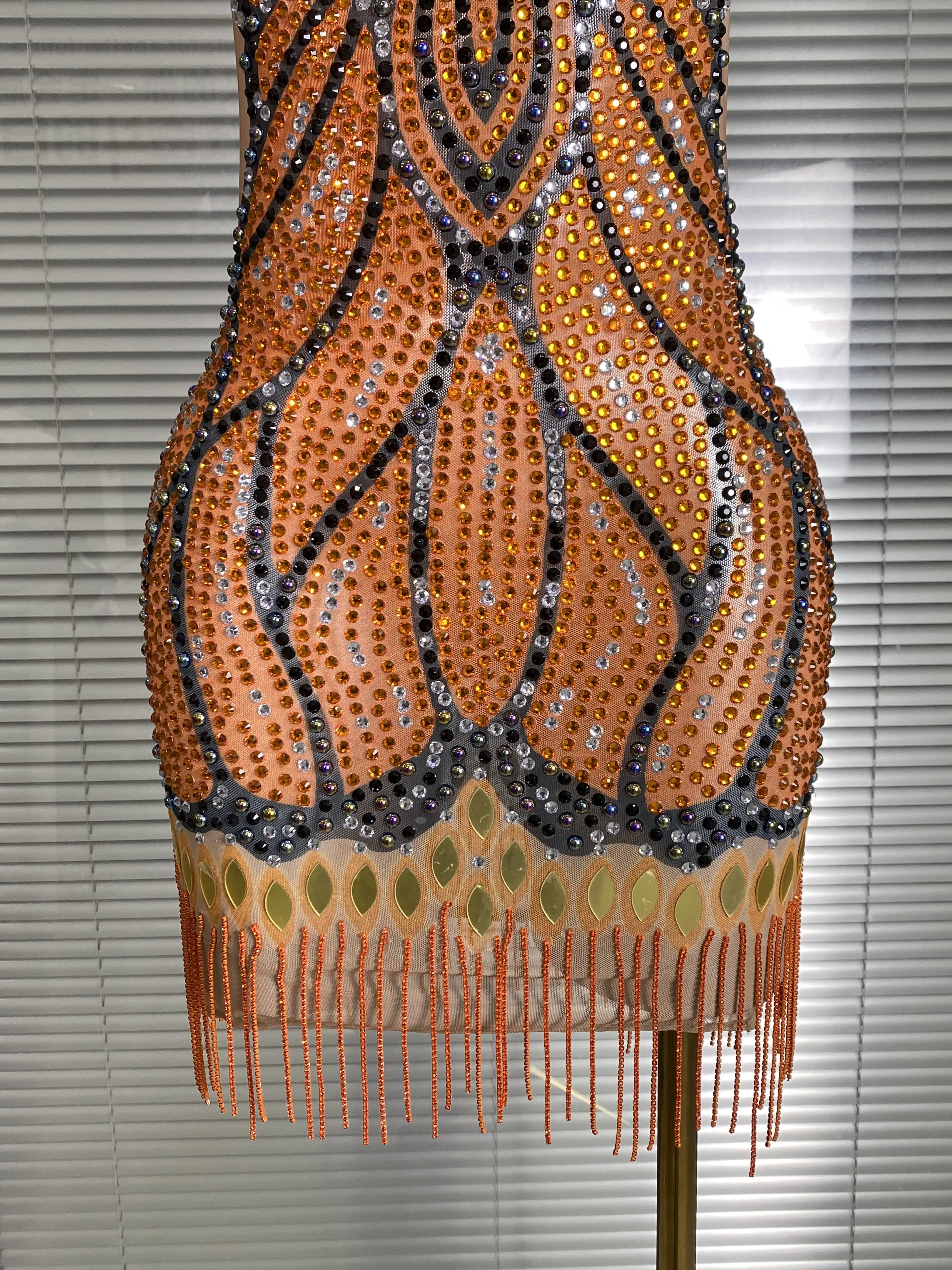 女性のセクシーなメッシュタッセルクリスタルダイヤモンド蝶ミニ衣装ステージダンサータンクシースルーストレッチナイトクラブパーティードレス