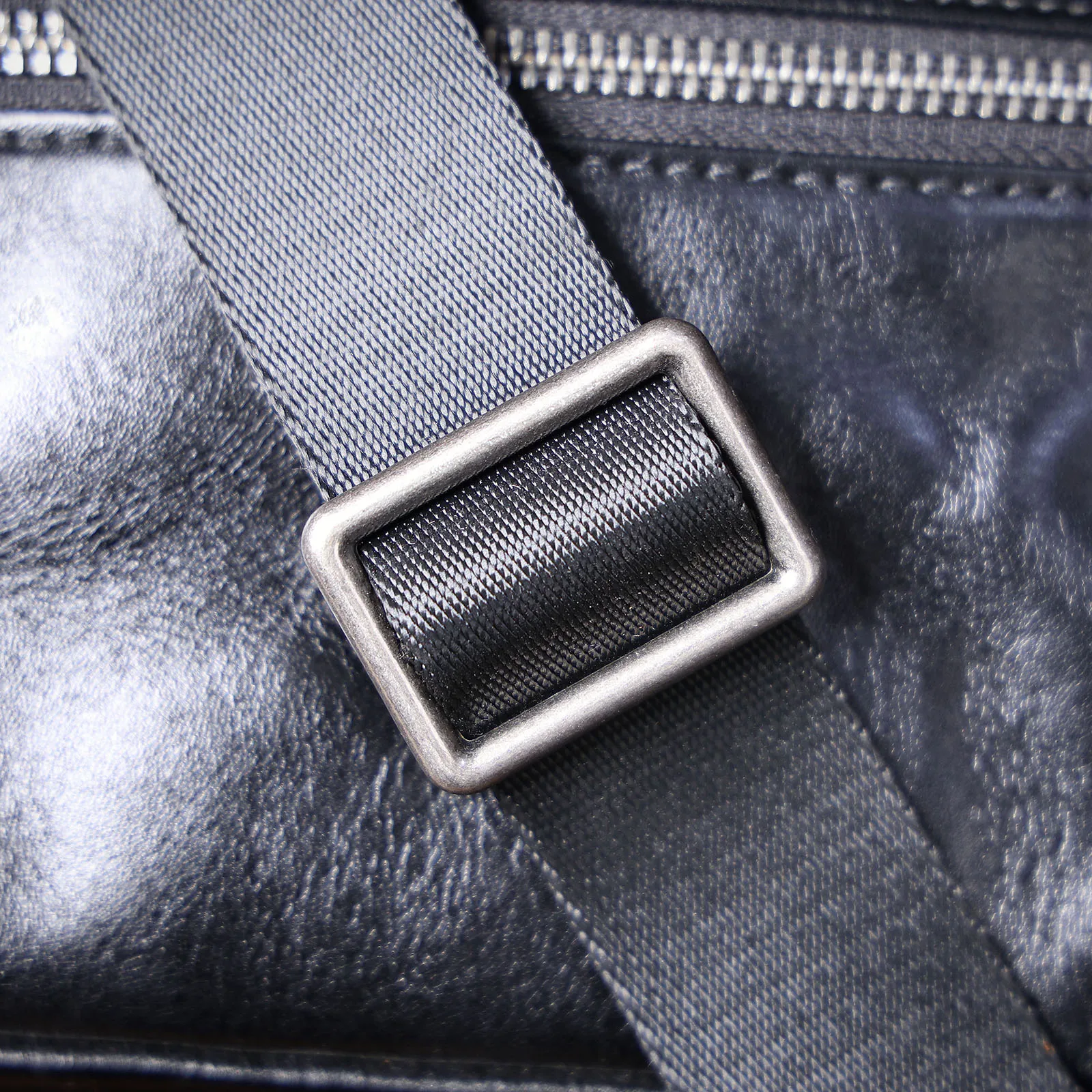 Echte Leder-Brusttasche für Herren, Casual-Umhängetasche aus Rindsleder, Modische Handyhülle, Pflanzlich gegerbtes, gerafftes Leder – Detail 15