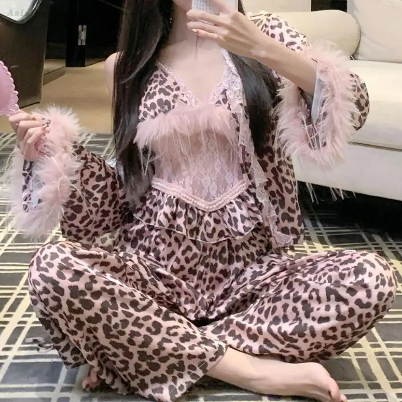 

Роскошный элегантный пижамный комплект из 3 предметов, сорочка с v-образным вырезом на бретельках, сексуальный кружевной пижамный костюм с перьями, домашняя одежда с леопардовым принтом, одежда для дома