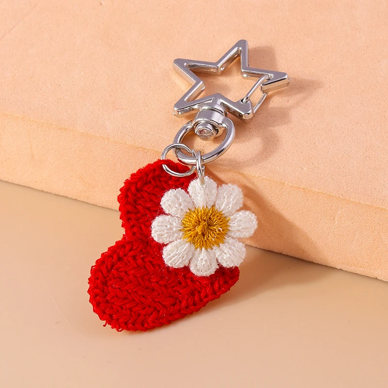 Aihua handgefertigter gestrickter roter Herz-Schlüsselanhänger für Frauen, gehäkeltes Gänseblümchen-Herz-Schlüsselanhänger, Handtaschen-Anhänger, romantischer Valentinstag-Schmuck – Detail 5