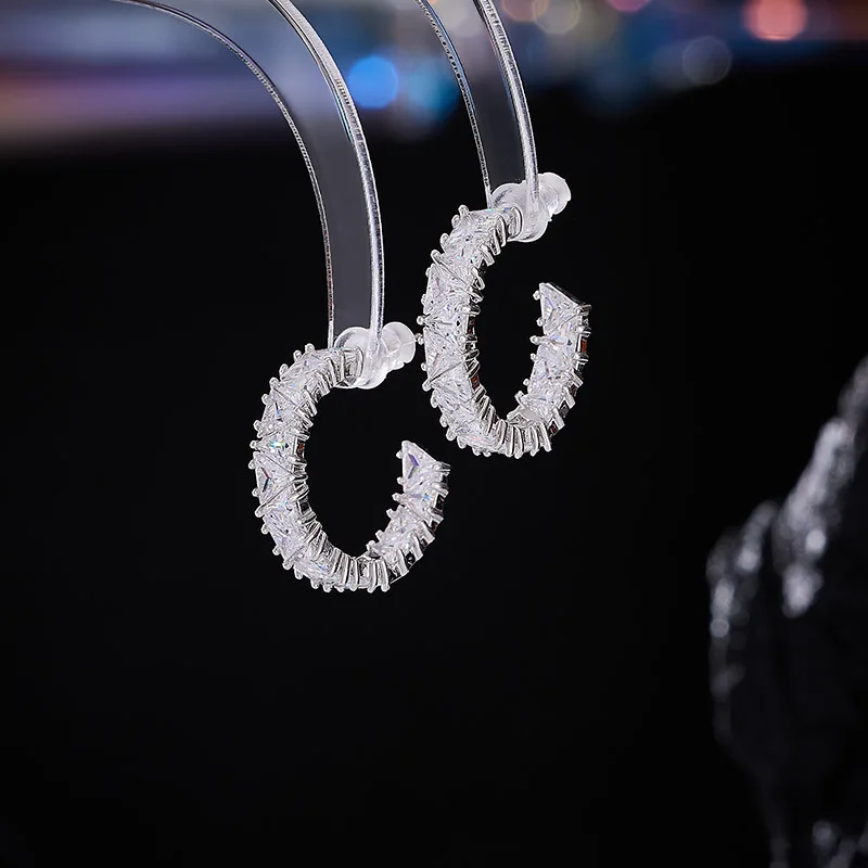 Геометрические треугольные серьги с микроинкрустацией цирконом, элегантным дизайном и серьгами в стиле желтых бриллиантов.