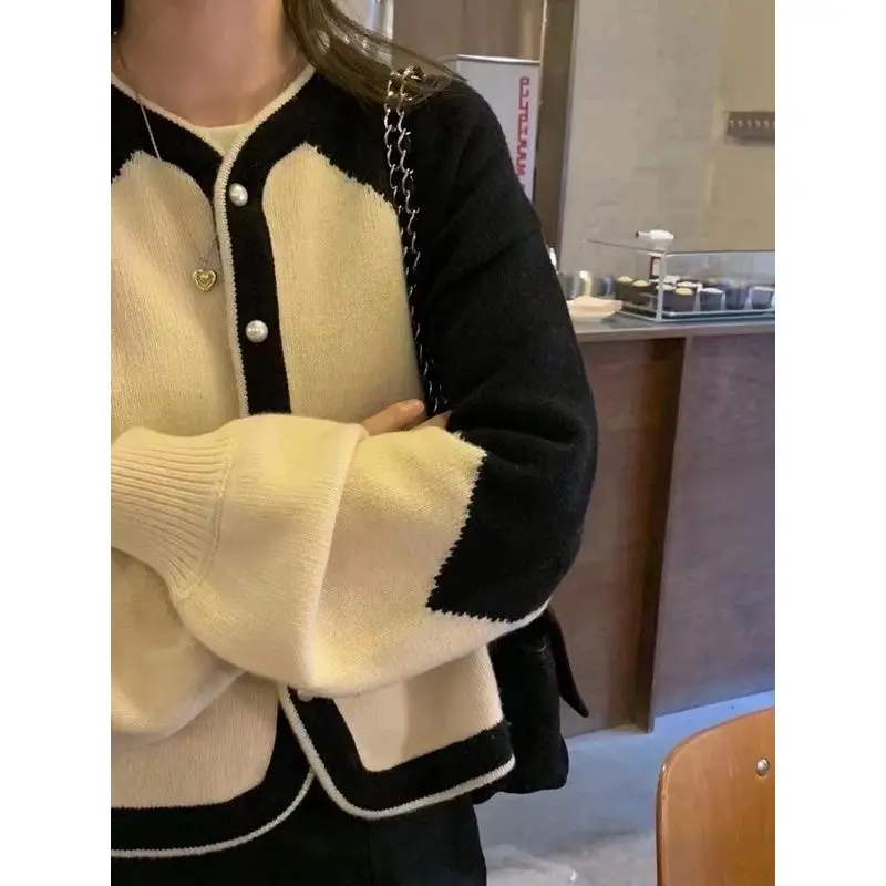 Xiaoxiang Style Knitted Cardigan with High-end Feel Color Blocking Splicing White Sweater Jacket Women's New Popular Top