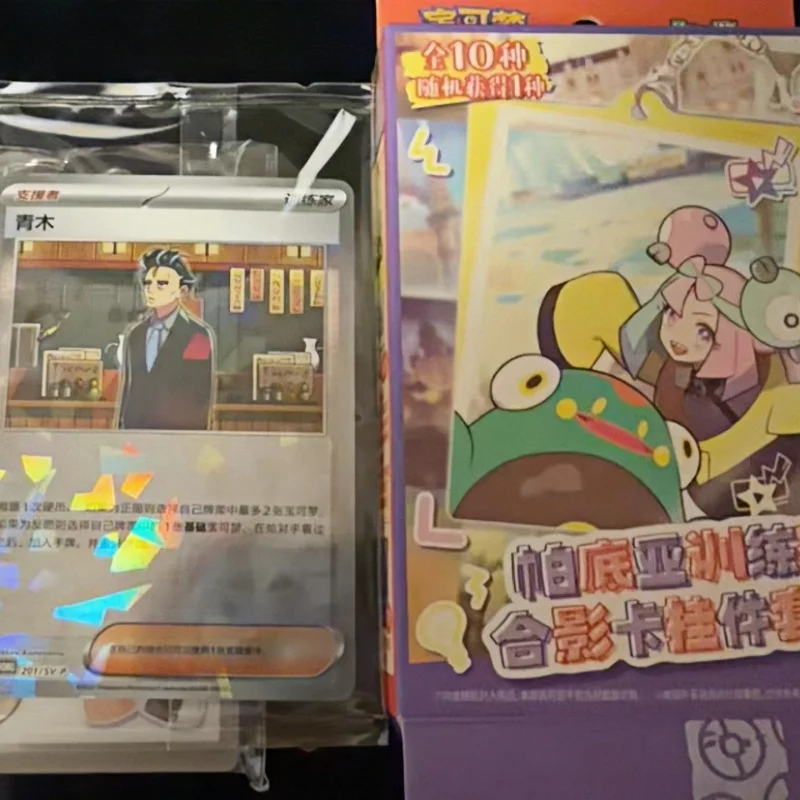 Nueva Llegada, Juego de Cartas Coleccionables Pokémon Originales, PTCG, Paldea, Set de Colgadores de Tarjetas con Foto del Grupo de Entrenadores, Serie Caja Sorpresa, Regalo Navideño para Niños y Niñas