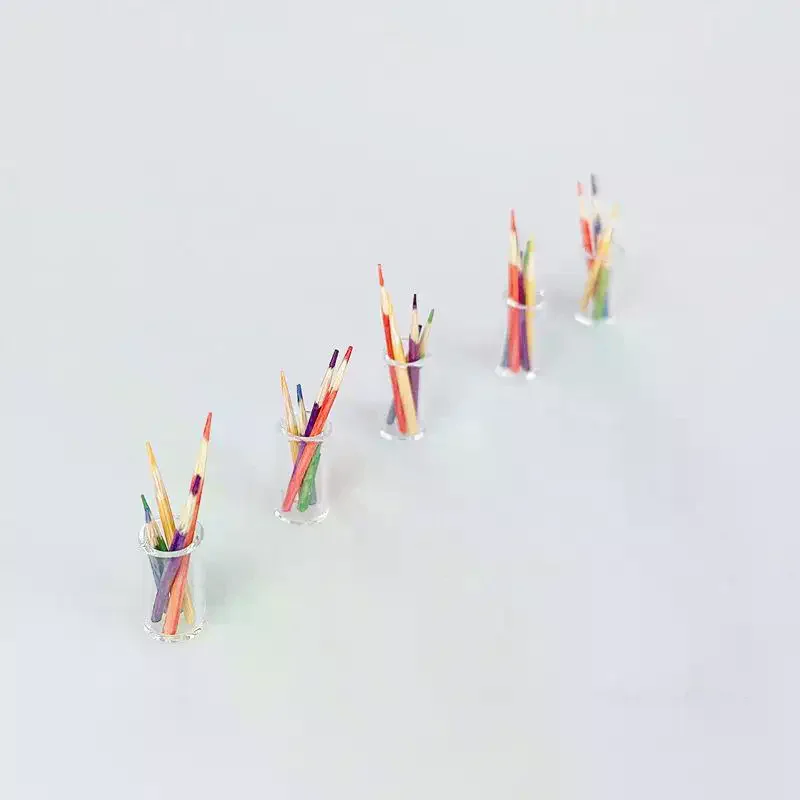6Pcs Puppenhaus Lernen Szene Zubehör 1:12 Puppenhaus Miniatur Kleine Stift Tasse Halter Mit Farbe Bleistift