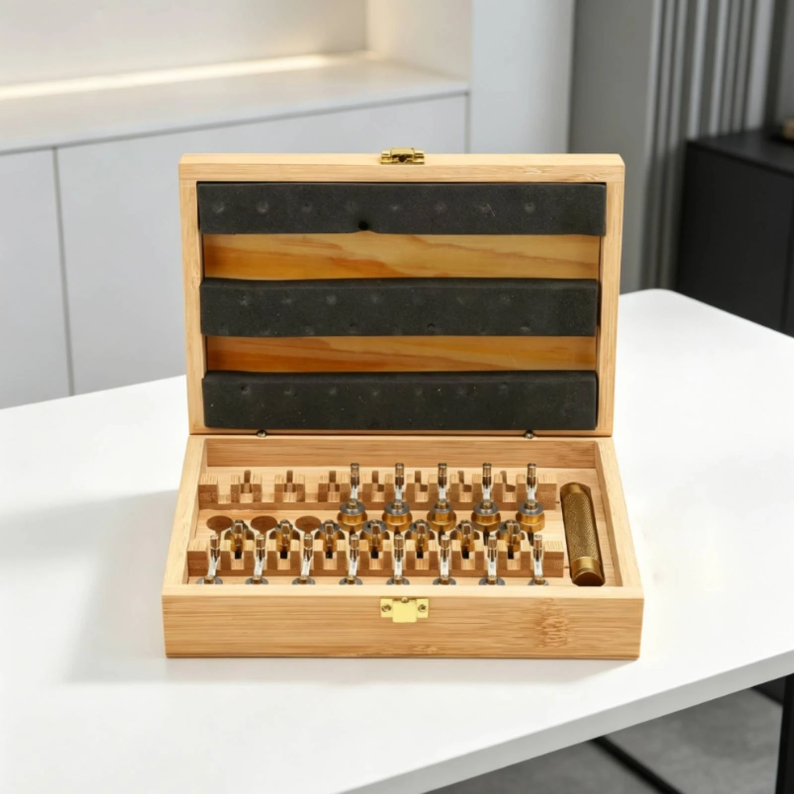 20-teiliges Uhrenbeweger-Schlüssel-Set aus Messing mit geformten Schlitzen, Holzbox und Metallverschluss