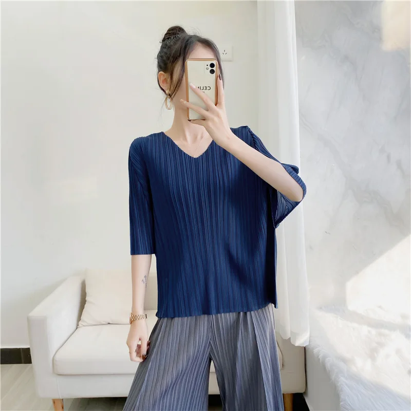 GGHK Pleated Tops Women\'s Summer T-shirt Short-sleeved V-neck Large Size Comfortable Leisure 2023 Summer New Solid Color Simple