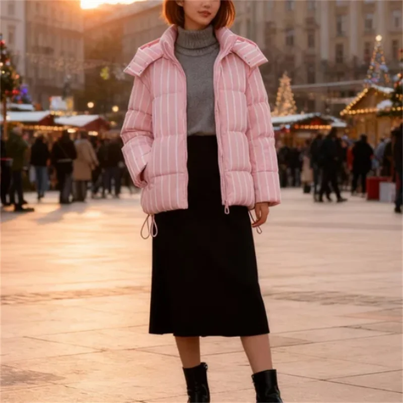 

Модные тенденции осень 2023: негабаритная хлопковая стеганая куртка в розовую полоску с капюшоном в европейском и американском стиле