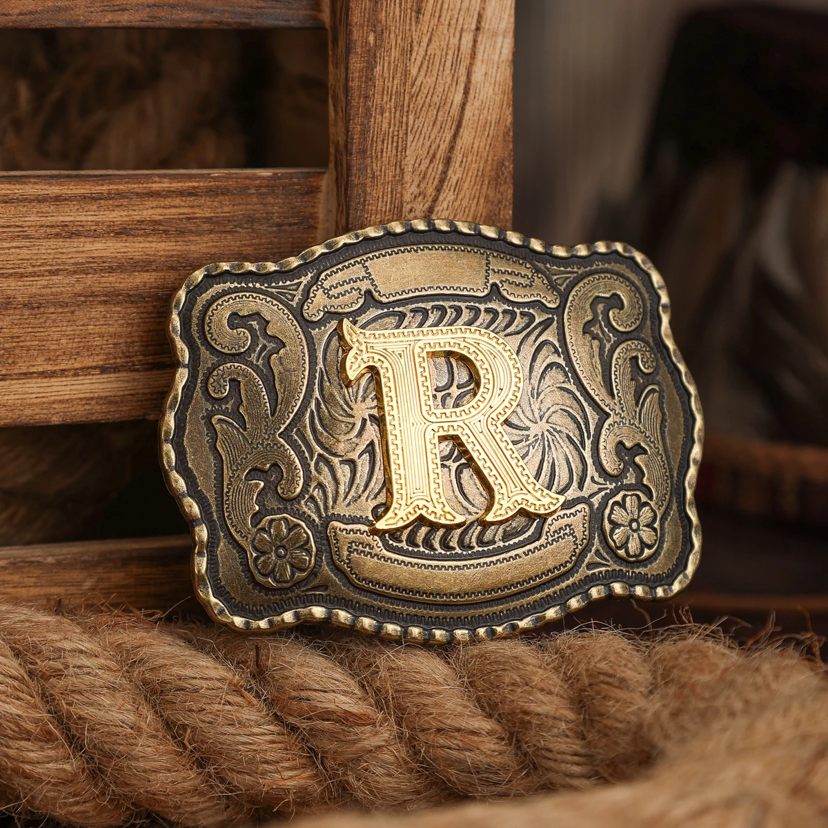 Eine Gürtelschnalle im Western-Stil, aus Metall, mit einer Retro-Gürtelschnalle und einer einzelnen Schnalle mit geprägten Buchstaben. – Detail 15