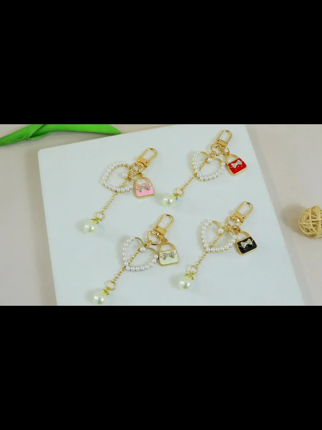 TIESOME Grazioso portachiavi da donna, con perle con ciondolo a cuore, per cellulare universale, per borsa, charms, portachiavi con perle