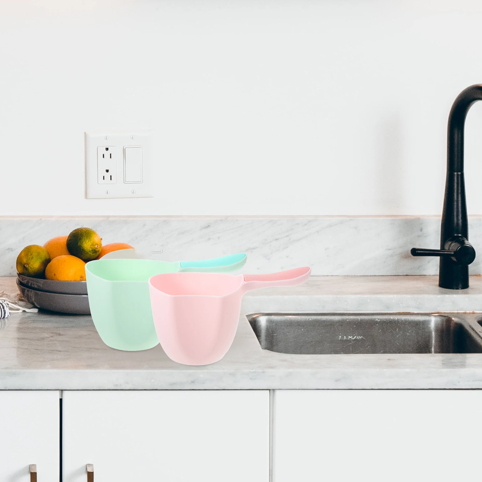

2pcs Kitchen Water Ladle Pink Green Bath Tub Shampoo Scoop Plastic Dipping Bathroom Shower Garden Fruit Washing