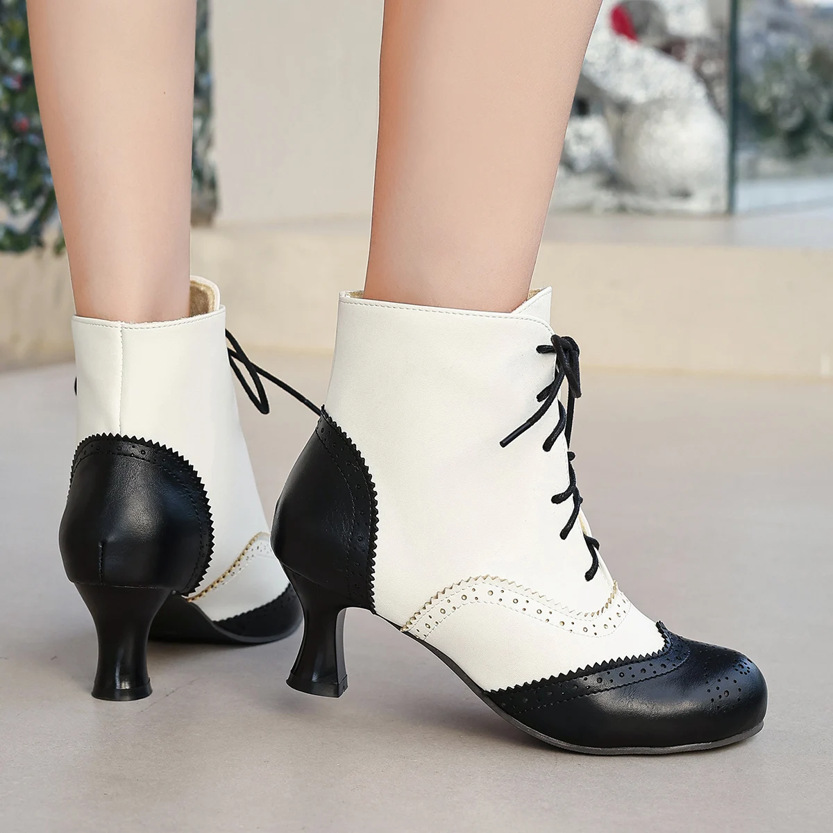 Women's Victorian Ankle Boots Two Tone Perforated Wingtip Brogues with Stacked Heels Lace up Cosplay Halloween Shoes
