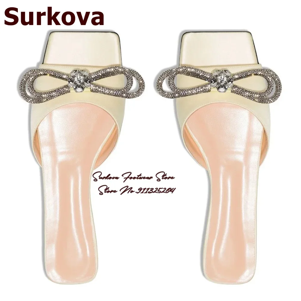 Surkova Ciabatte piatte in PVC trasparente rosa caldo Punta quadrata Pantofole moderne con nodo a farfalla in cristallo argento Scarpe da spiaggia lucide slip-on